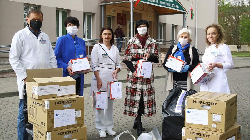 В областную инфекционную больницу в рамках марафона поддержки доставили защитные экраны и костюмы