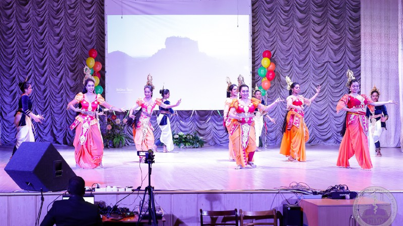 Колоритные танцы, национальные блюда и творческая выставка. В ГрГМУ отметили День Независимости Шри-Ланки