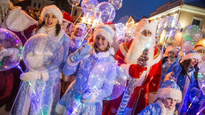 Новогодняя перезагрузка в Гродно: шествие Дедов Морозов, зажжение новогодней иллюминации и праздничная шоу-программа