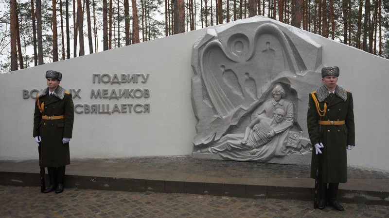 Помним об уроках истории! Первый в Беларуси памятник военным медикам открыли в Гомельской области