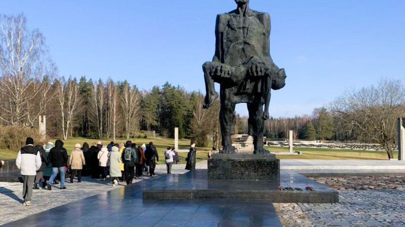 Сотрудники Гродненского медуниверситета посетили мемориальный комплекс «Хатынь»