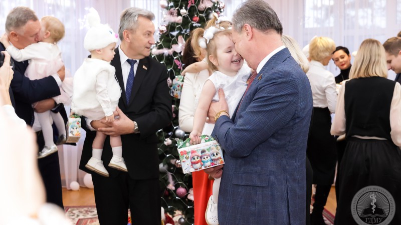 Настоящий новогодний праздник и улыбки малышей! Руководство Гродненского медуниверситета приняло участие в акции «Наши дети»