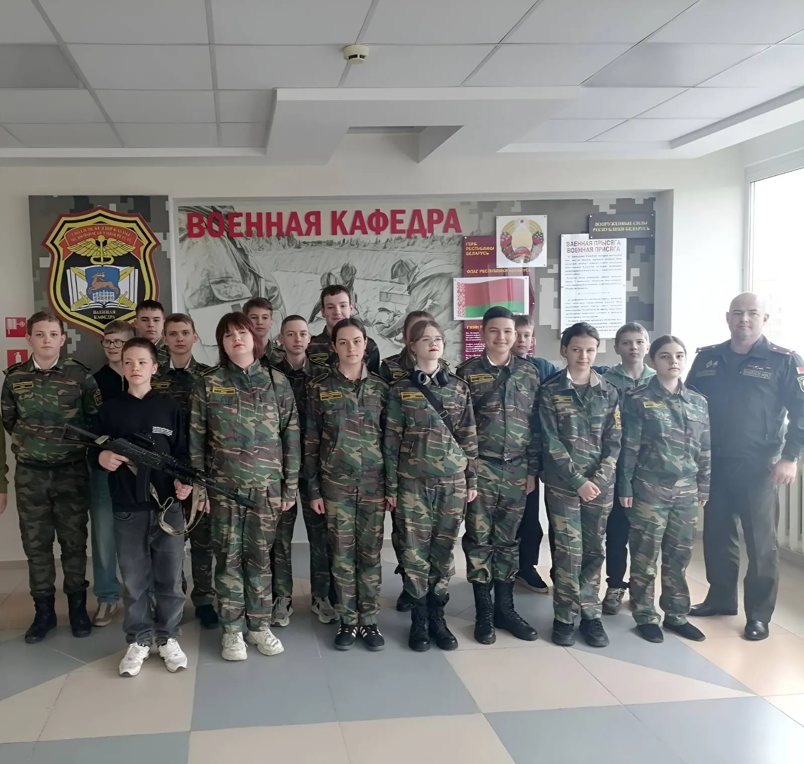 Обзорная экскурсия по военной кафедре для школьников