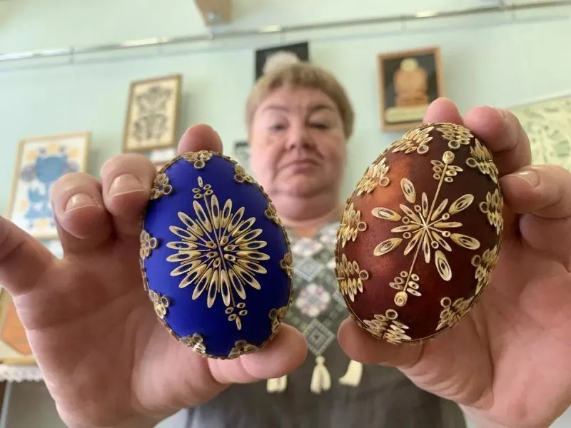Фаберже по-белорусски: смотрите, как гродненка делает пасхальные писанки из ажурной соломки