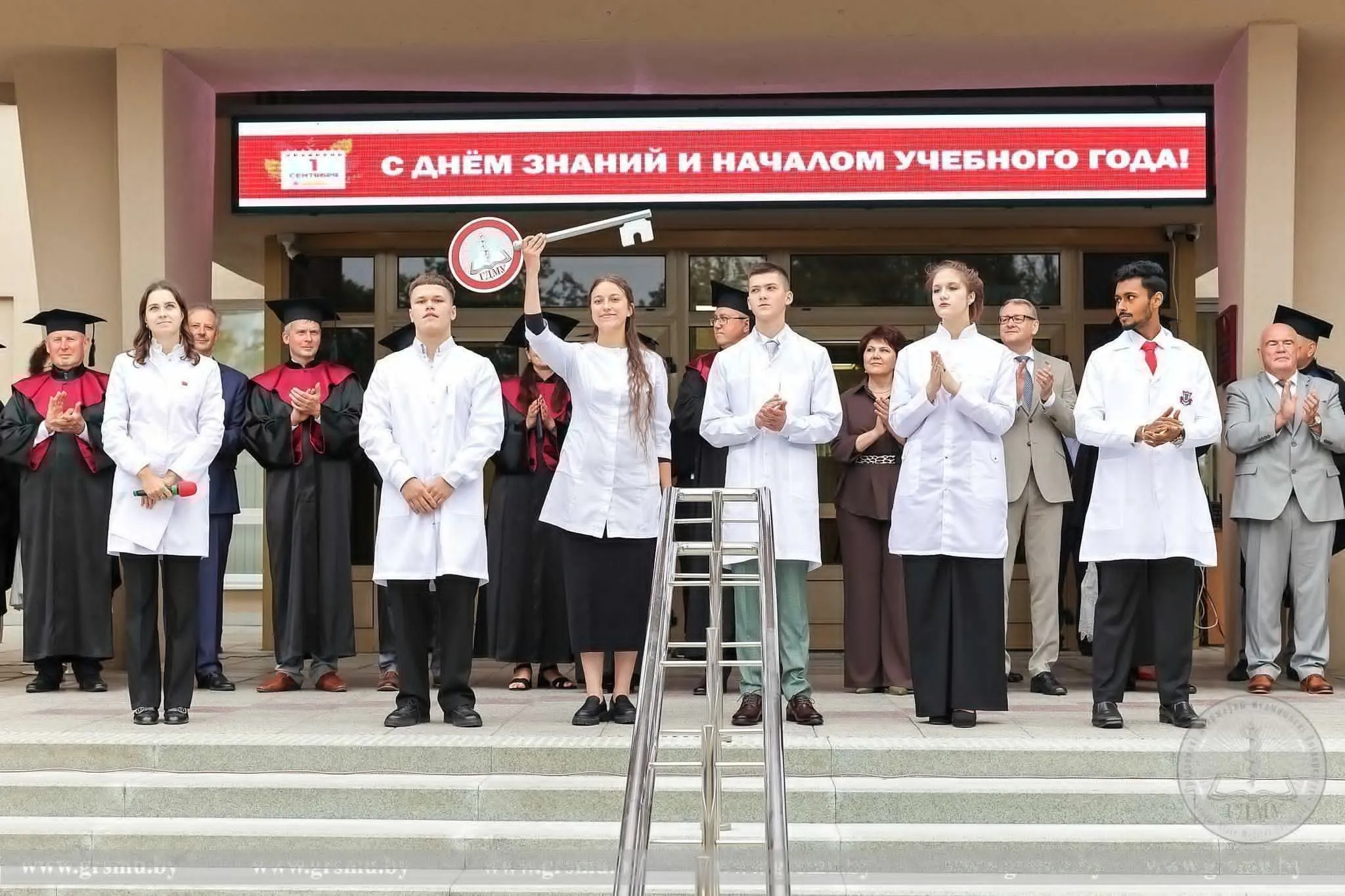 Будущее медицины начинается здесь! Торжественная линейка, посвященная Дню знаний, прошла в ГрГМУ