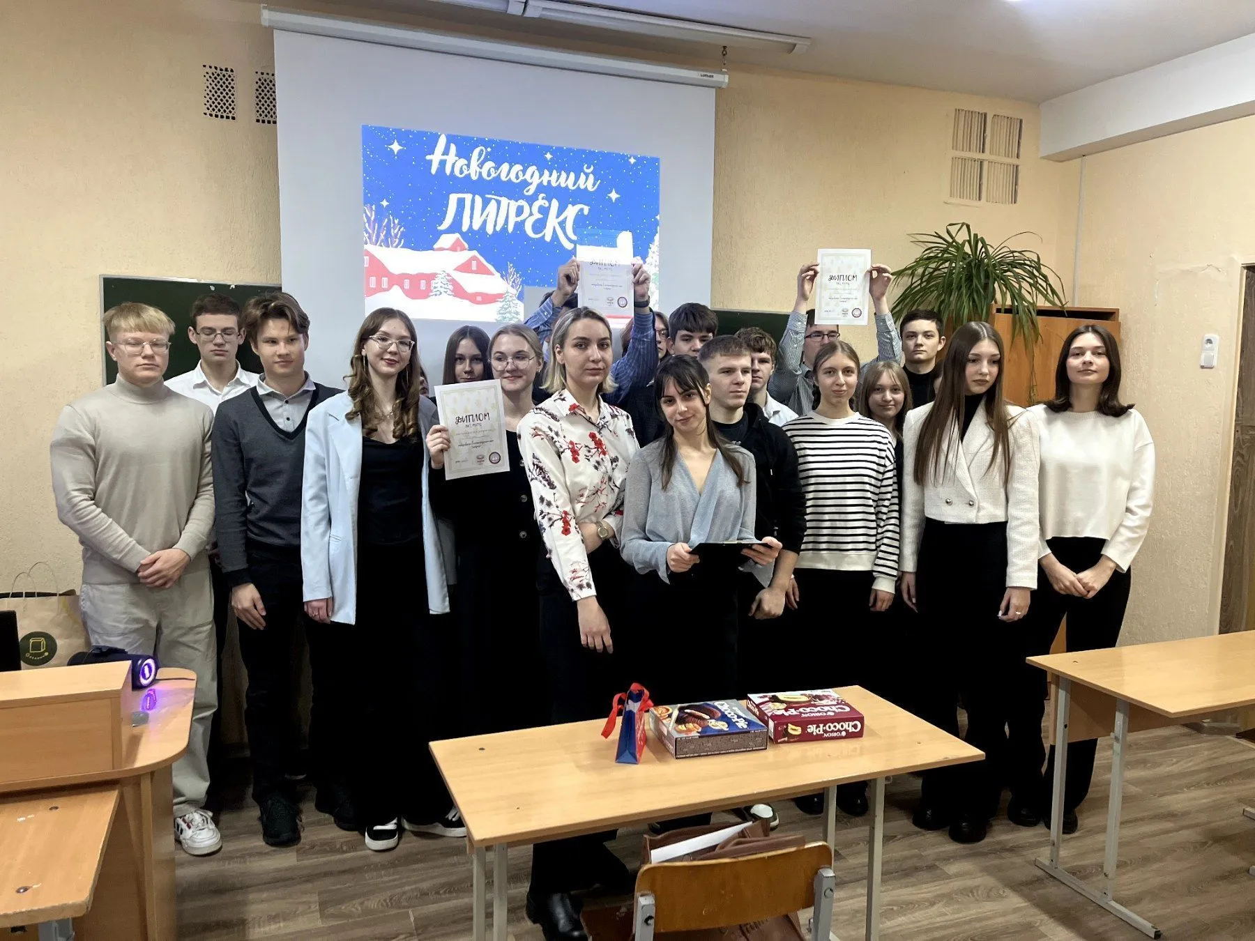 Литературный клуб SCRIPTUM провел игру "Новогодний ЛитРекс" для школьников
