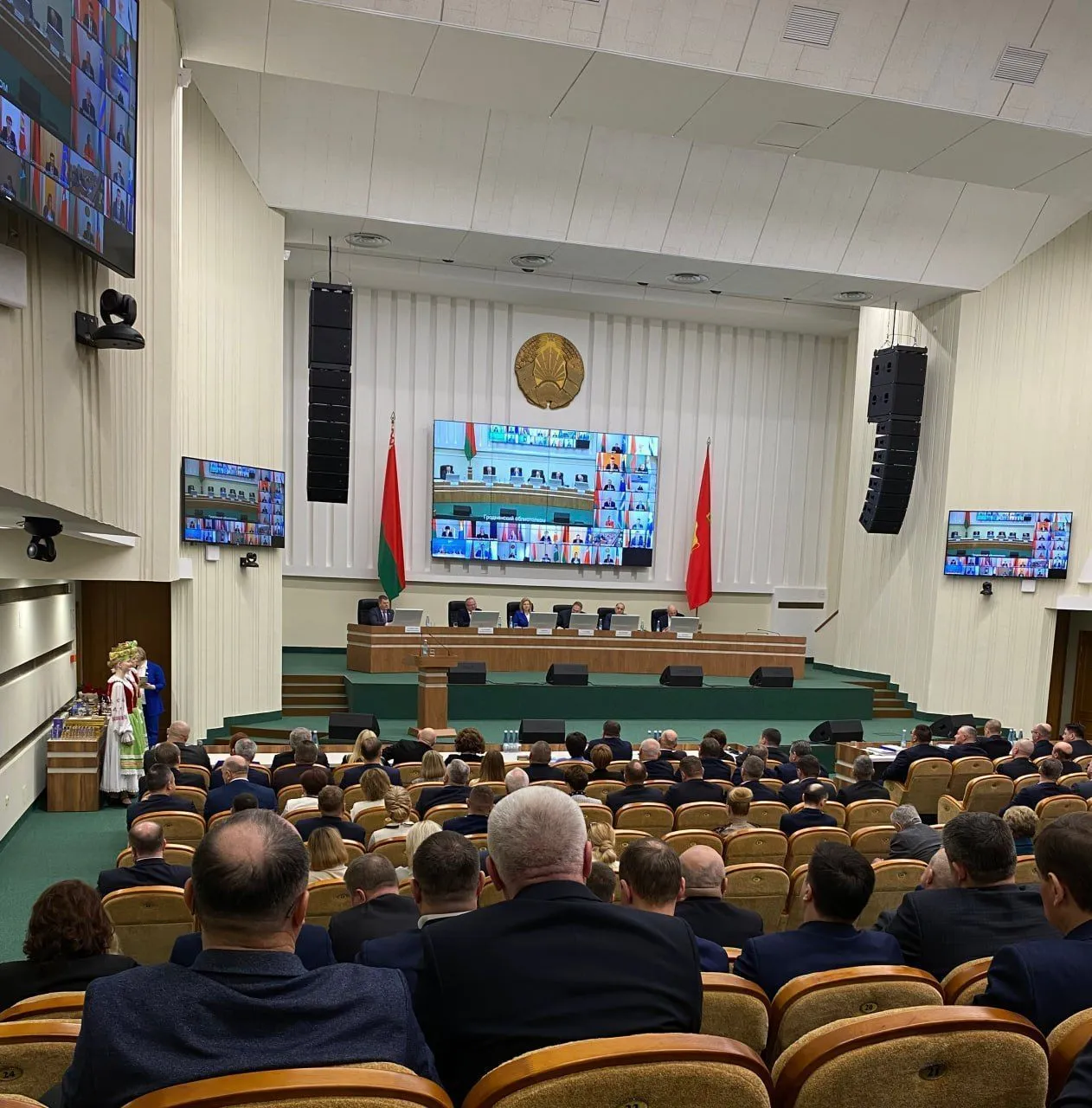 Студентка ГрГМУ Анастасия Смоляк приняла участие в сессии Гродненского областного Совета депутатов двадцать девятого созыва