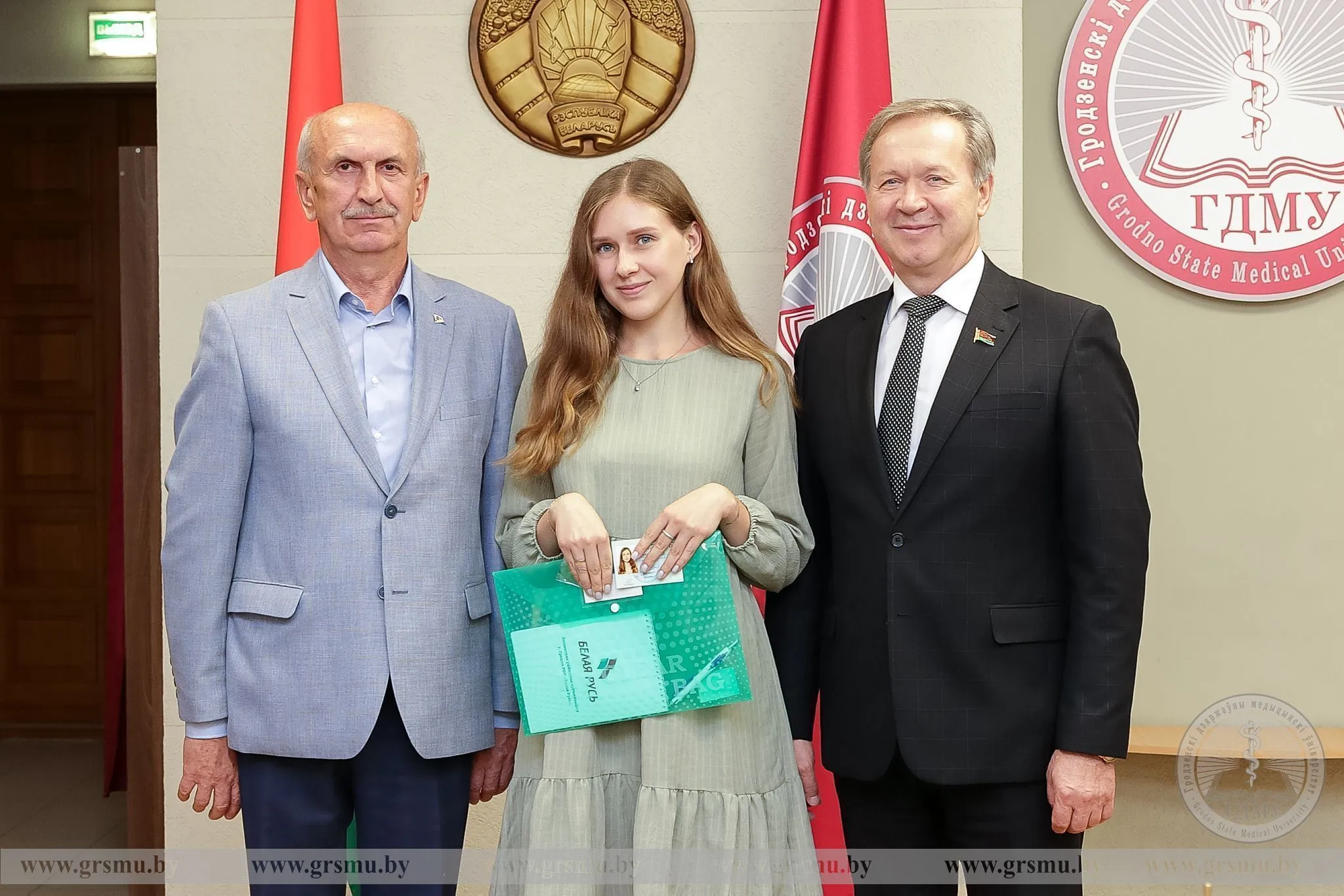 Сотрудникам Гродненского медуниверситета вручили членские билеты «Белая Русь»