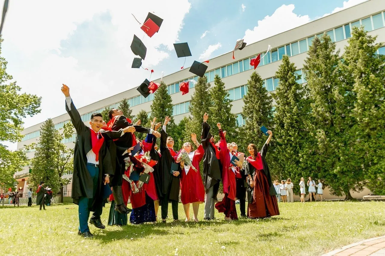Вручение дипломов выпускникам ГрГМУ 2021
