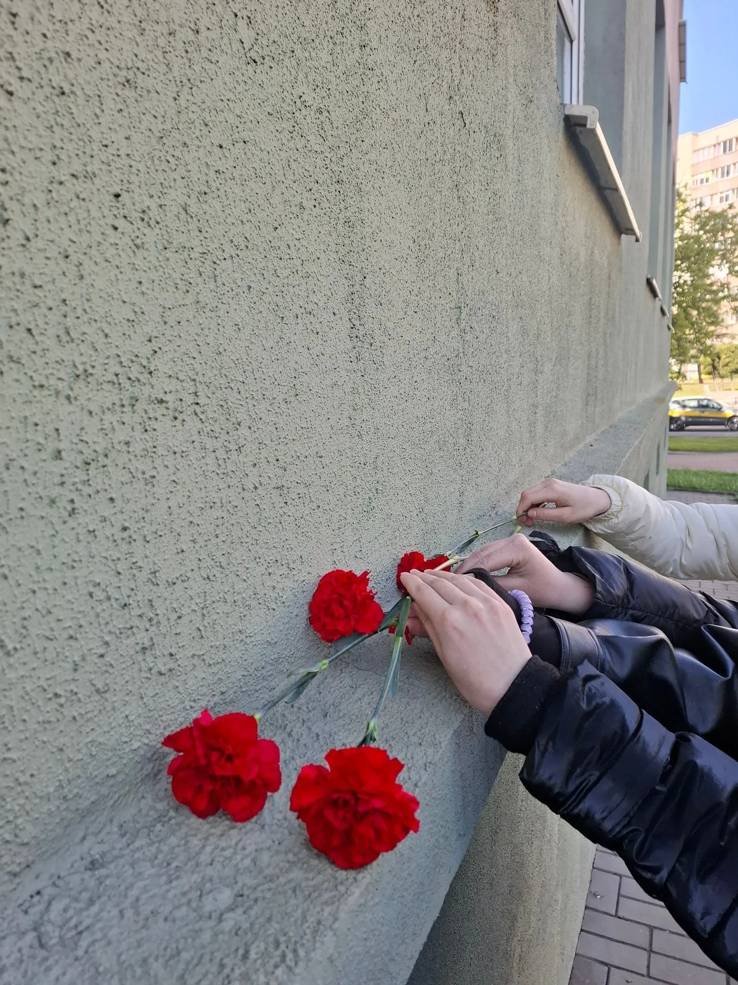Возложение цветов к мемориальной доске Г.А. Обухова