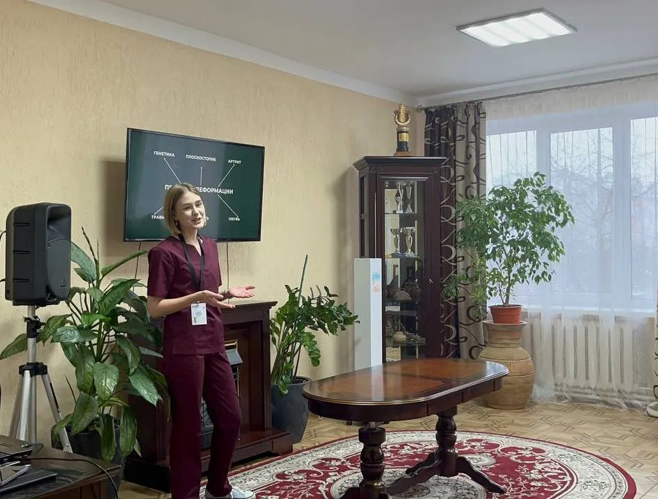 «Помощь. Участие. Долголетие». Студенты ГрГМУ выступили с лекцией в центре досуга пожилых людей