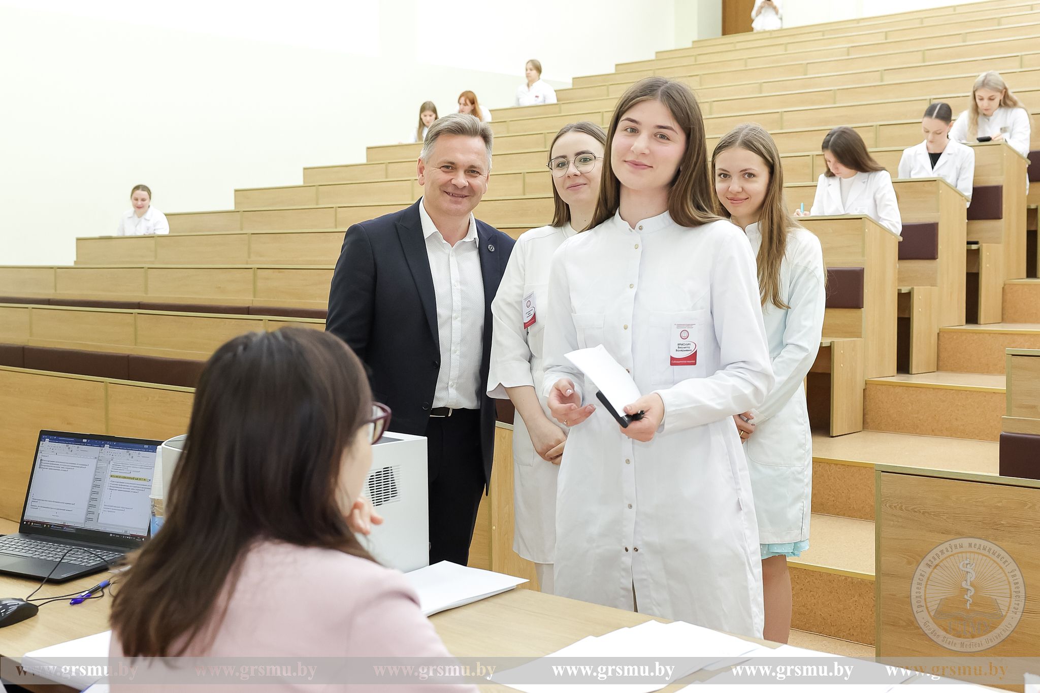 Выпускники педиатрического факультета продолжают сдавать государственные экзамены