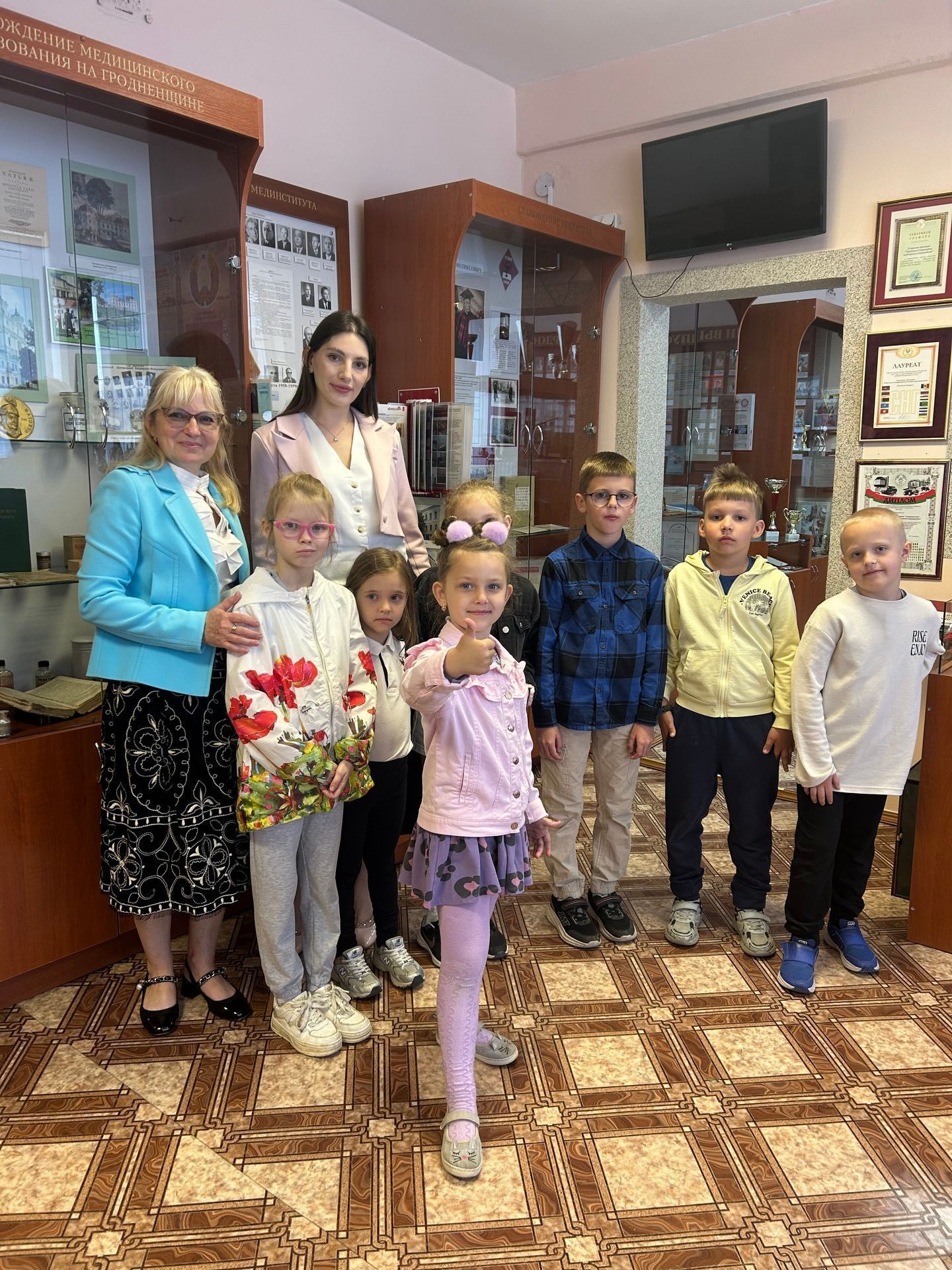 Юные школьники в музее истории университета