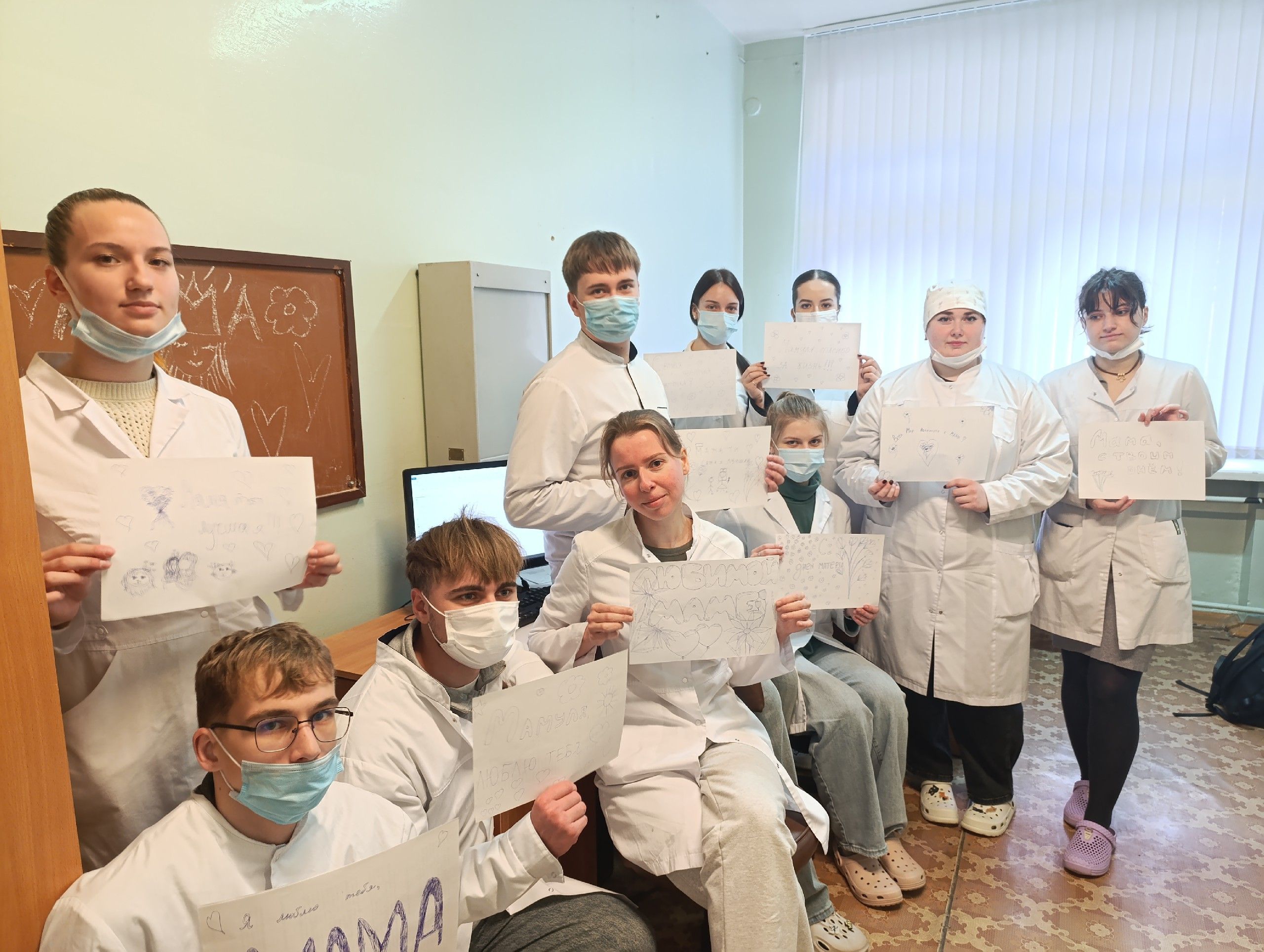 Сотрудники кафедры фтизиопульмонологии вместе со студентами с искренними поздравлениями ко Дню матери!