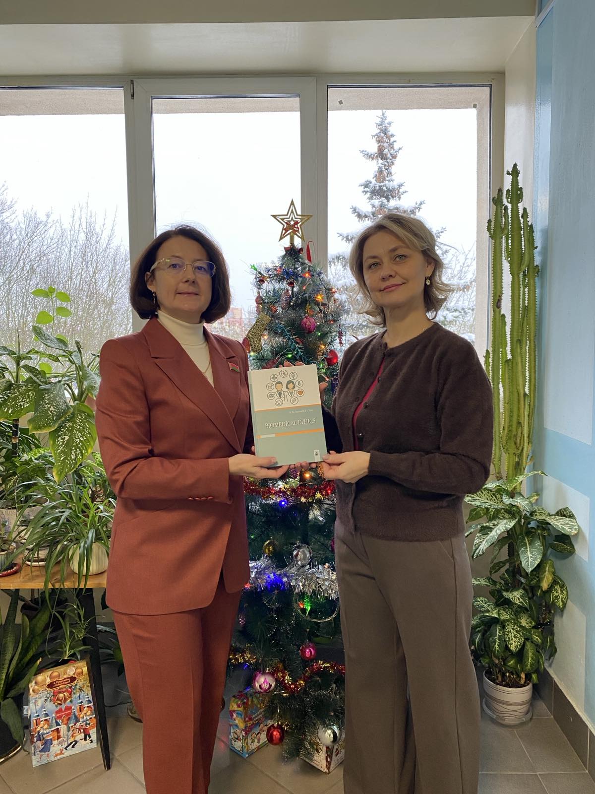 Первое учебное пособие на английском языке по биомедицинской этике