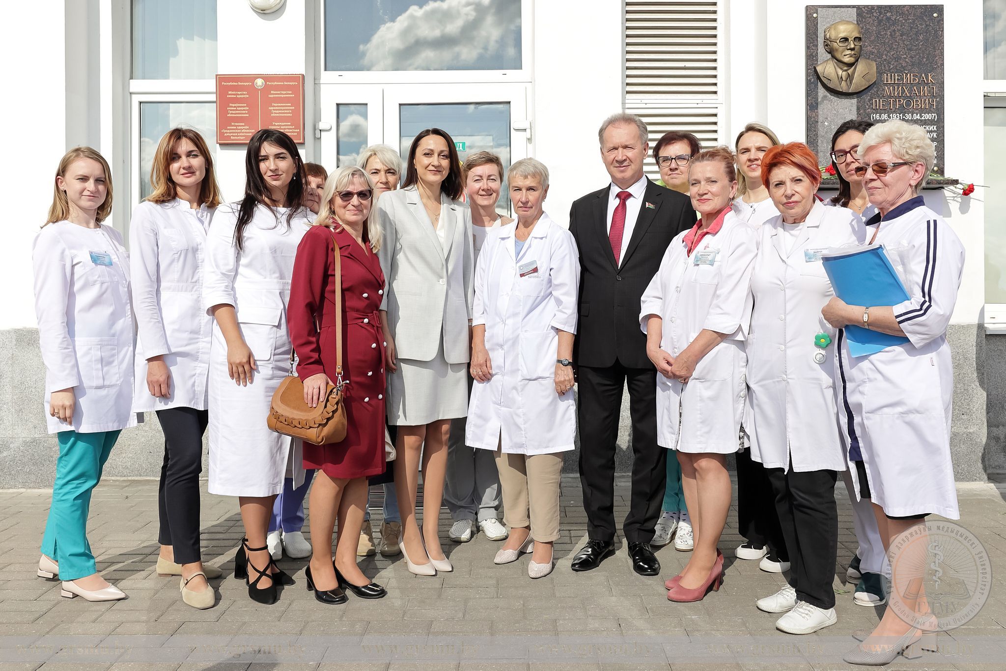 В Гродно торжественно открыли мемориальную доску выдающегося педиатра Михаила Петровича Шейбака