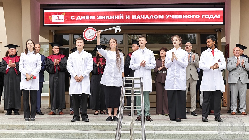 Будучыня медыцыны пачынаецца тут! Урачыстая лінейка, прысвечаная Дню ведаў, прайшла ў ГрДМУ