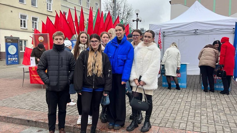 Наш голос имеет значение! Студенты-активисты БРСМ участвуют в предвыборном пикете по сбору подписей для выдвижения кандидатов в Президенты Республики Беларусь