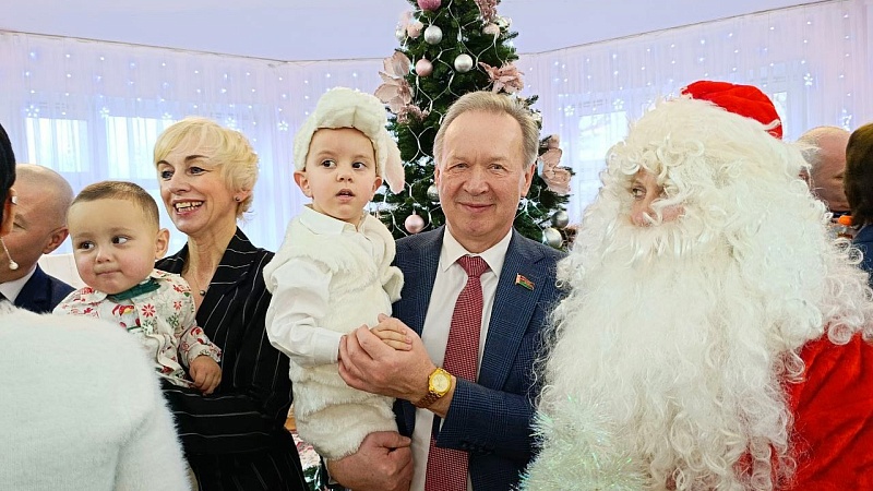 Теплые улыбки малышей, веселые хороводы и подарки! Руководство ГрГМУ приняло участие в акции «Наши дети»