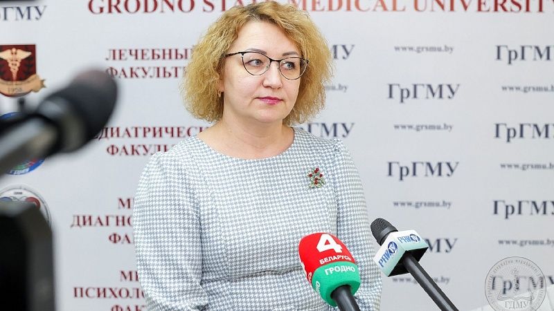 Сотрудникам ГрГМУ вручили членские билеты РОО «Белая Русь»