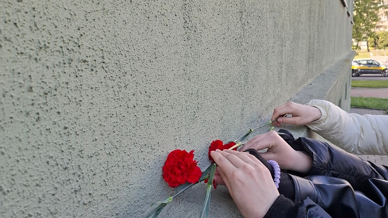 Возложение цветов к мемориальной доске Г.А. Обухова