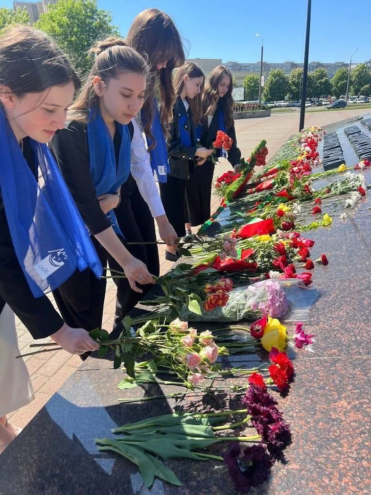 Долг памяти. Студентки Молодежного крыла БСЖ ГРГМУ на возложении у мемориального комплекса воинам-пограничникам