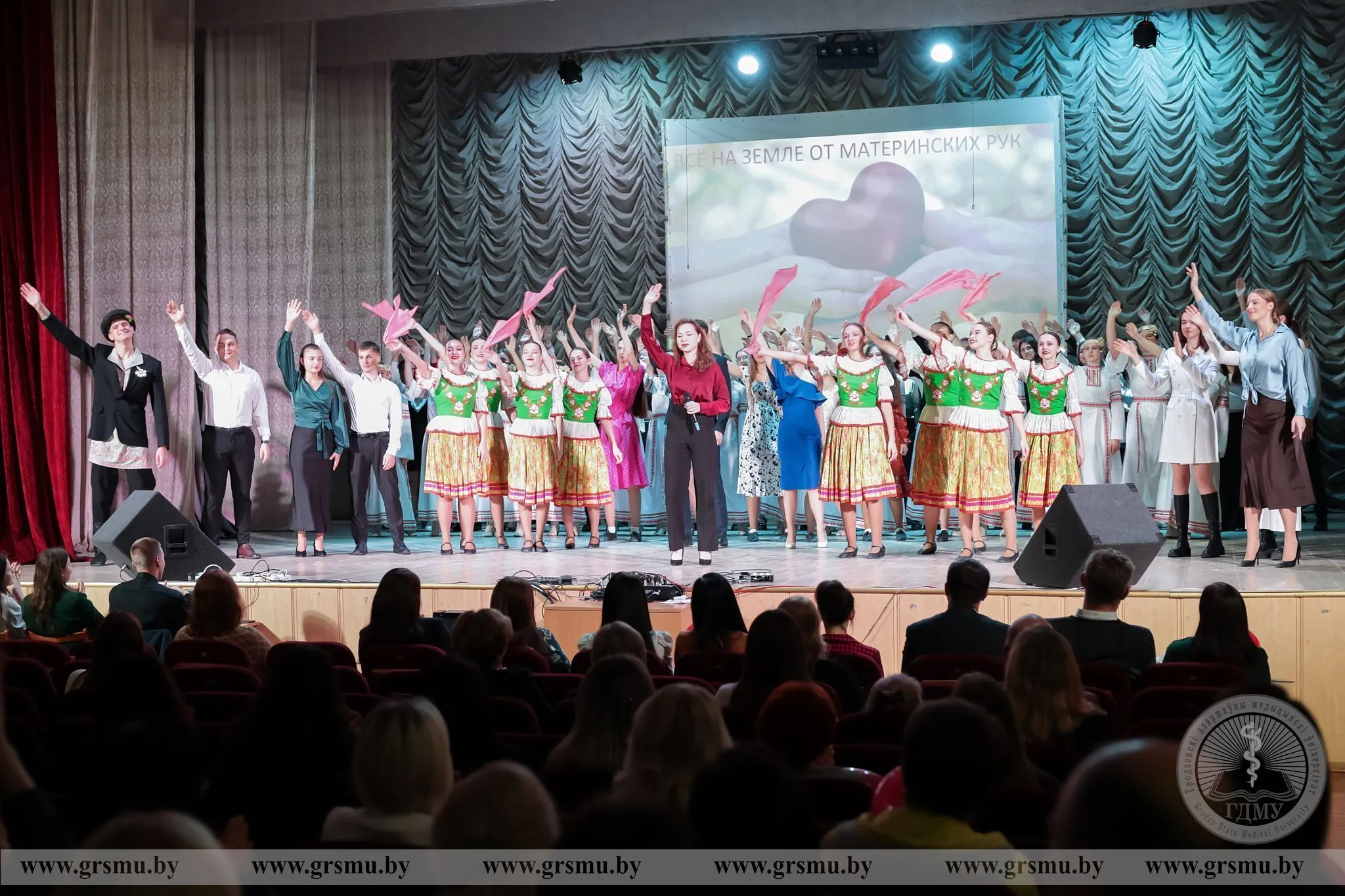 С любовью к мамам! Праздничный концерт ко Дню матери прошел в ГрГМУ