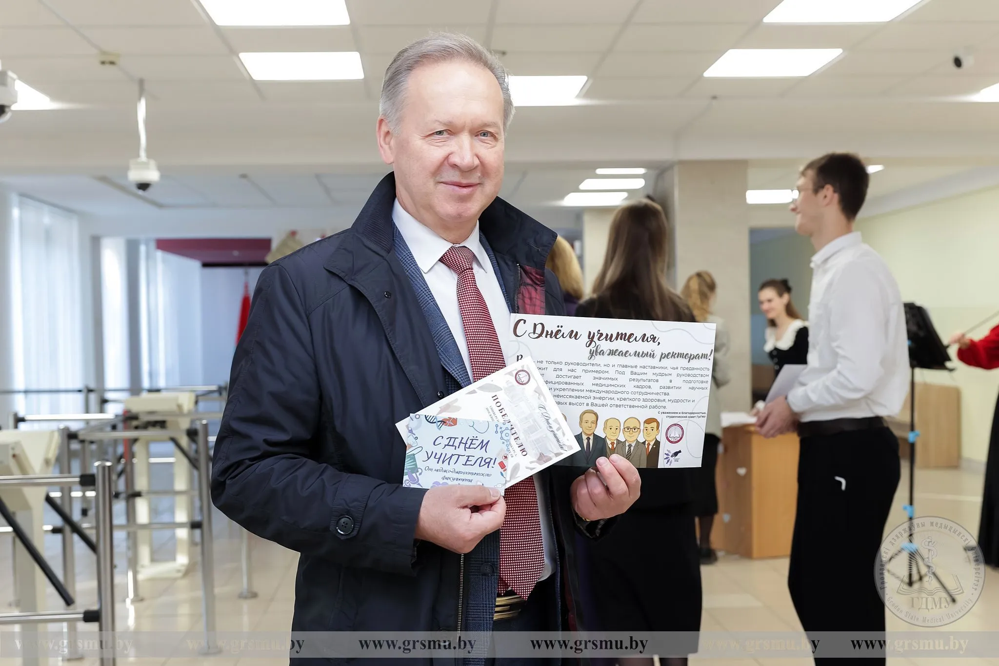 Студенты ГрГМУ поздравили преподавателей с Днем учителя!