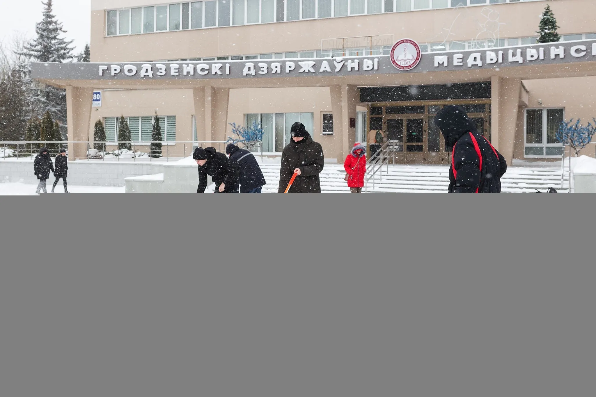 Настоящая снежная зима пришла! Коллектив Гродненского государственного медицинского университета сплотился в борьбе со снегопадом
