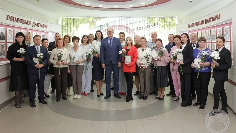 Сердце университета – в людях. В ГрГМУ состоялось открытие обновленной Доски почета сотрудников