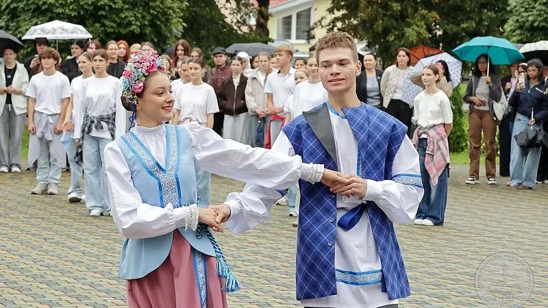 «Мы – едины!»: в ГрГМУ прошел танцевальный флешмоб ко Дню народного единства