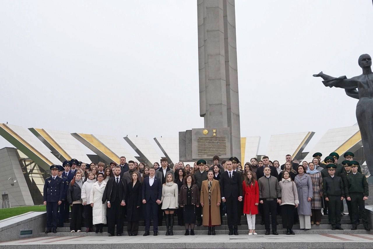 Участники финала «Счастливы вместе» возложили цветы к обелиску «Минск – город-герой»