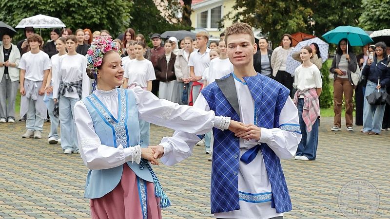 «Мы – едины!»: в ГрГМУ прошел танцевальный флешмоб ко Дню народного единства