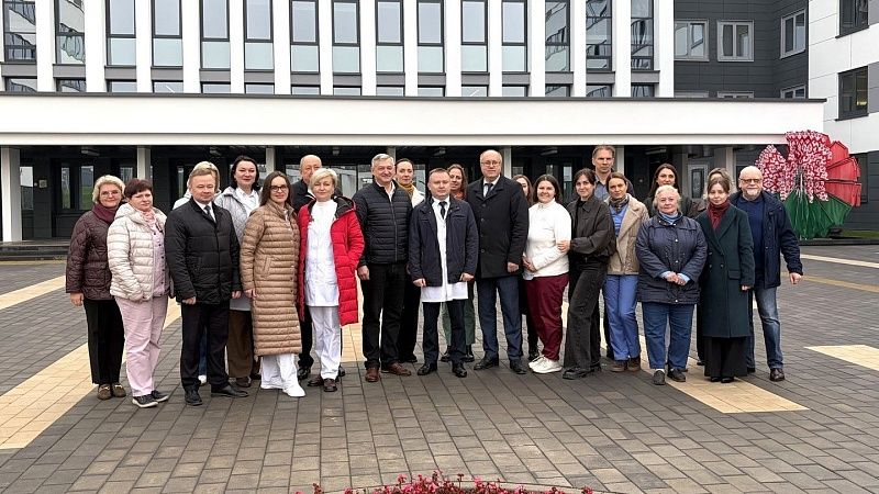 Символ единения науки и практики. Сотрудники ГрГМУ и областной клинической больницы высадили аллею кленов